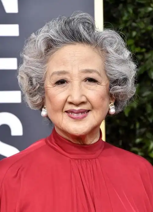 女人到了花甲之年,尝试这些"白发造型"才高级,比染发洋气多了