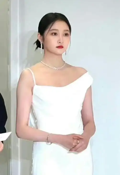 关晓彤怀孕传闻升级!不仅身材发胖,还刻意遮肚