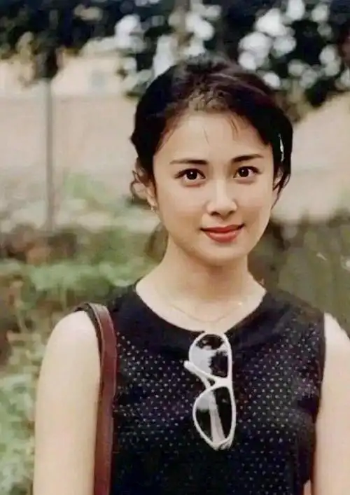 傅艺伟脸又宽又大算不算顶级美女看她和金巧巧的合照就知道了