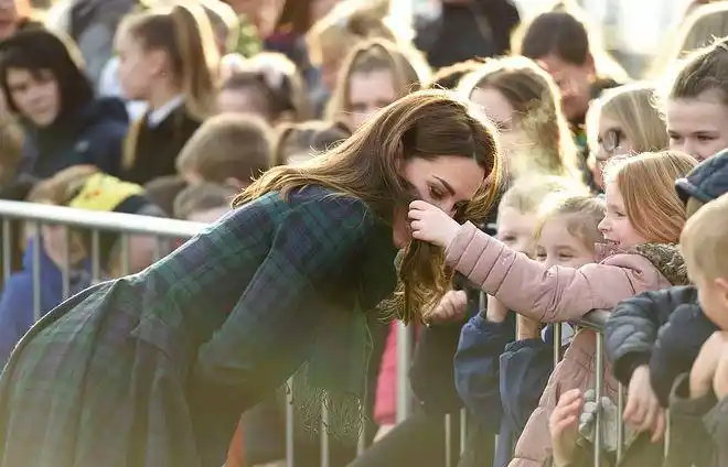 英国凯特王妃现身活动,被小女孩抓头发暖心举动获赞:最亲民王妃
