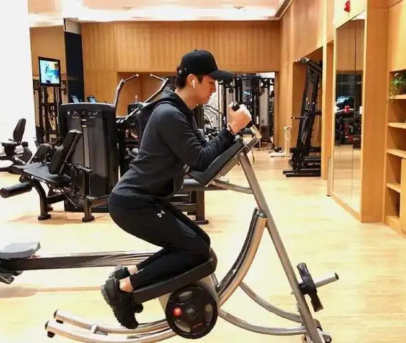 从杨旭文的微博中看到很多他健身的图片,看得出是比较喜爱健身.