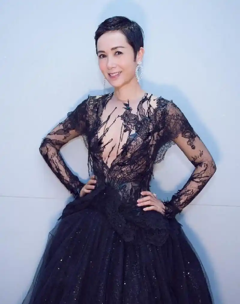 56岁的蒋雯丽真放的开,穿蕾丝裙差点挡不住,不愧是人间尤物  蒋雯丽也