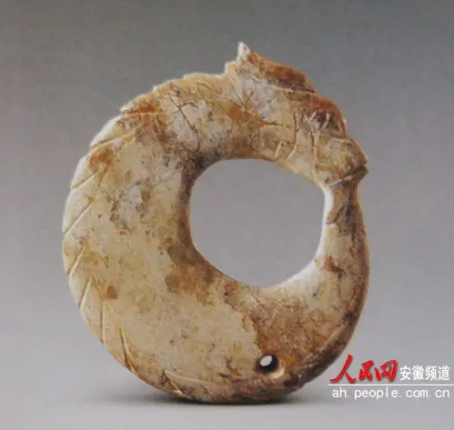 凌家滩出土的"中华第一玉龙",其制作工艺堪称一绝.