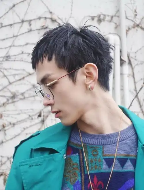 有女朋友的快看看这款"狗啃式"刘海短发