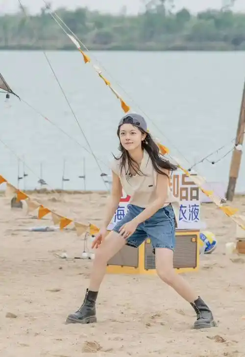 赵今麦《花少4》露营穿格纹衬衫内搭开叉背心与短裤,可盐可甜_显高