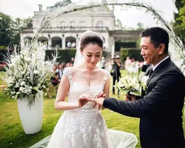 李小冉夫妻罕见徐佳宁同框(27年后再看经历两段虐恋)(42)