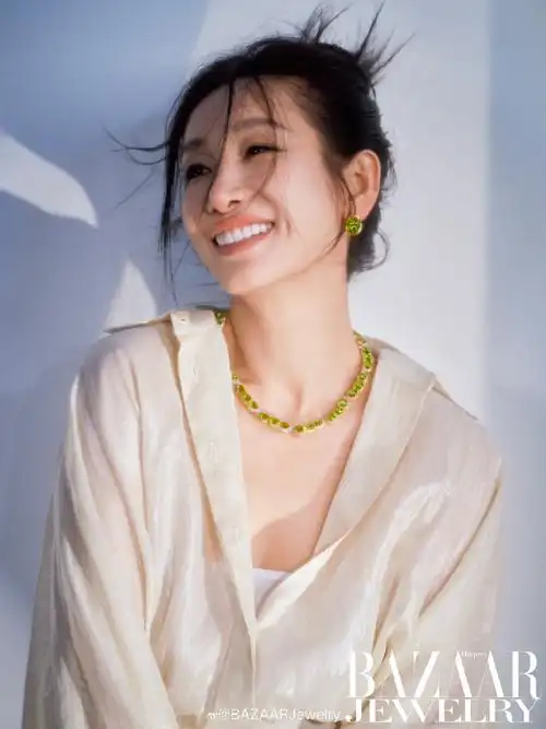 秦海璐上半身身材##秦海璐深v露腰裙