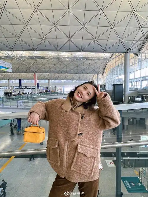 马思纯机场随拍##马思纯拍的云层