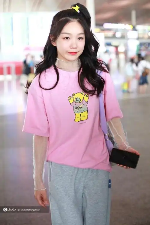 火箭少女101徐梦洁现身机场现场维护秩序开怀大笑是小太阳