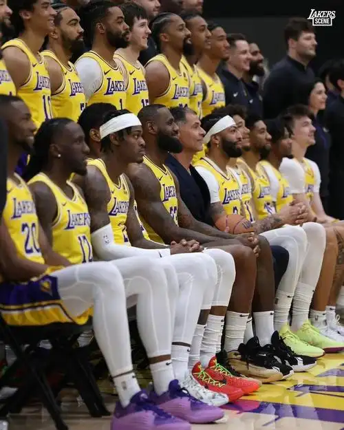 湖人全队拍摄全家福湖人明天将在客场对阵灰熊