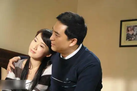 电视剧《蜗居》剧照,图为李念和张嘉译.(资料图)