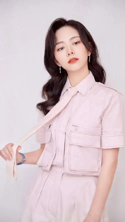 谭松韵,粉色搭配,不失精致优雅