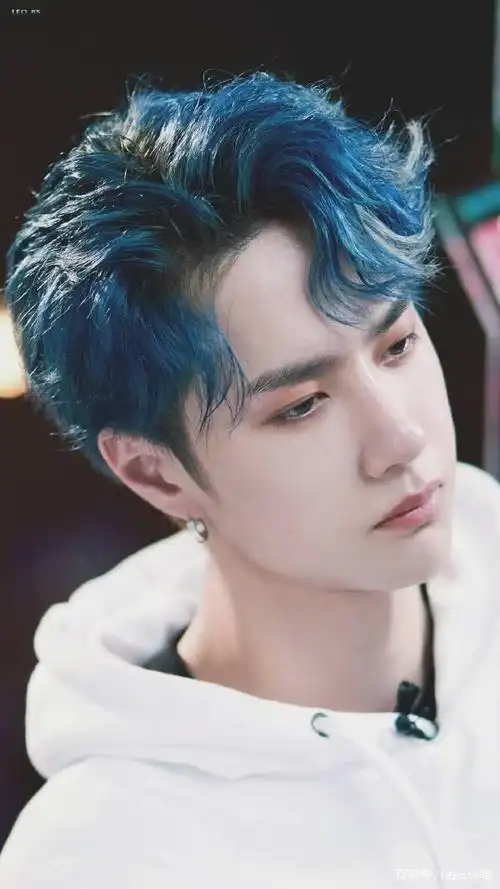 王一博蓝色发型再次出击,只要耶啵染发,任何颜色都是神仙发色
