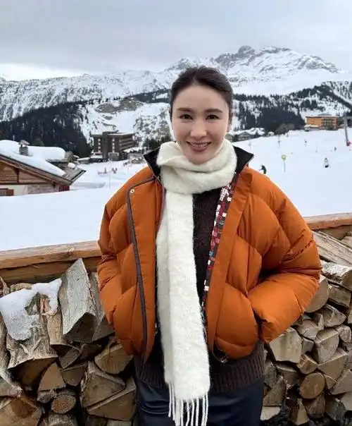 52岁黎姿新年照片,马尾淡妆状态松弛,骨相美诠释的淋漓尽致|妆容|发型