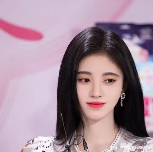 鞠婧祎微博之夜花絮视频:头顶超大假发,大头娃娃既视感