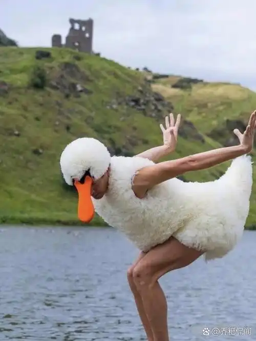 今天公司发工资,我是月薪18000,我给媳妇转了17500