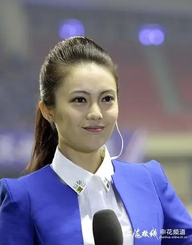 高清:央视美女记者抢镜虹口 曾因低胸装爆红