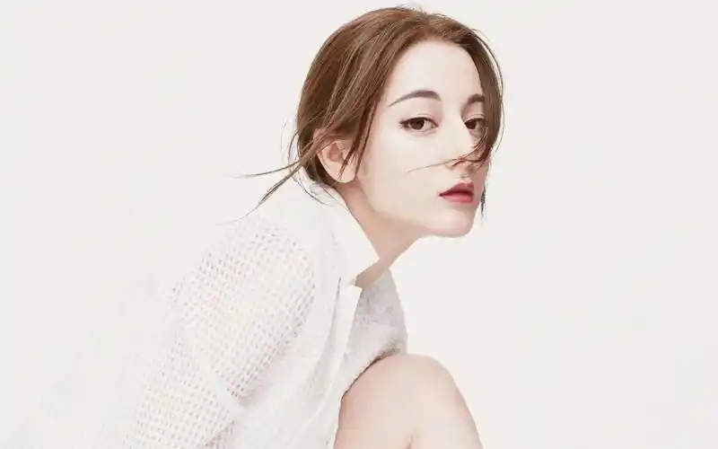 迪丽热巴优雅性感高清桌面壁纸