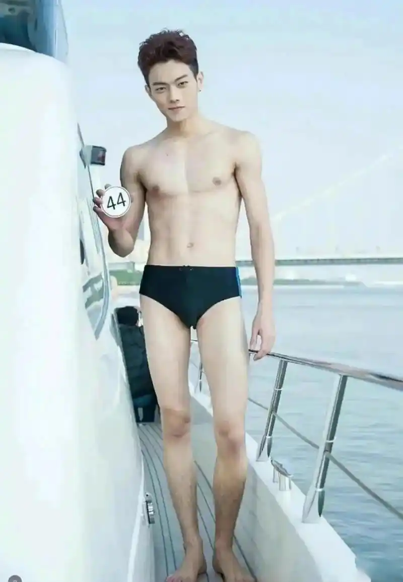 2013年18岁的许凯参加了广州国际模特大赛,透过层层选拔最终获得男子