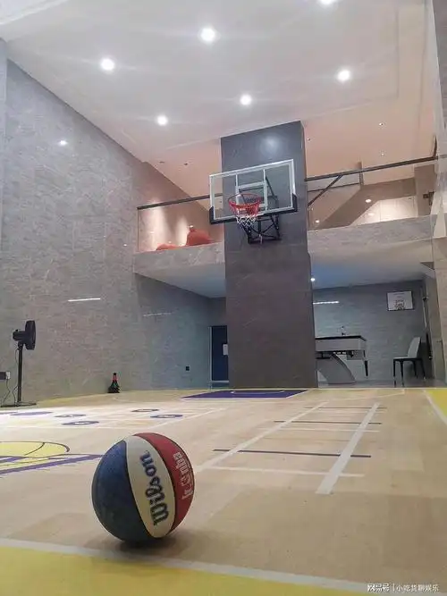 北京80后男主的别墅地下室因建了个篮球场而走红