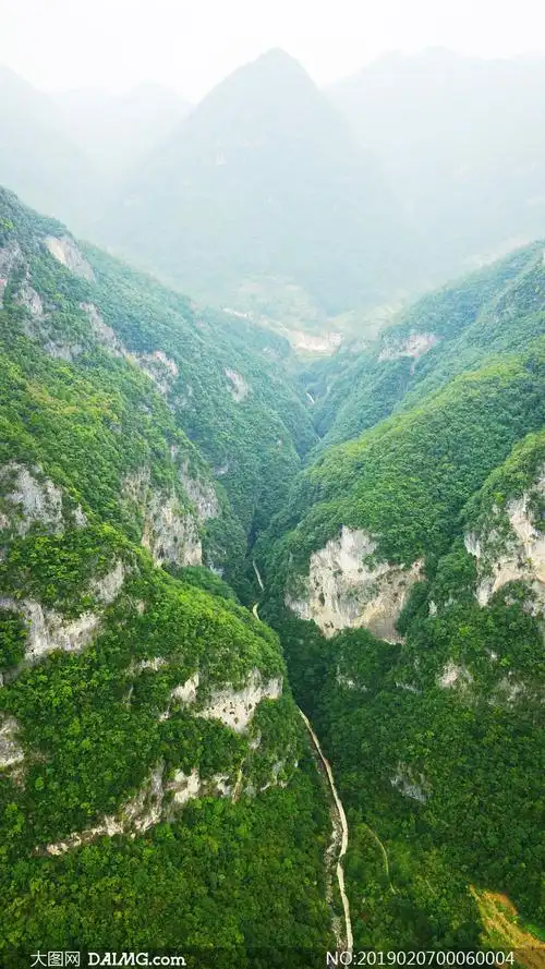 大山深处的公路摄影图片