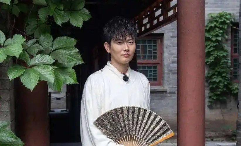 德云斗笑社爆笑一幕,岳云鹏想跟孟鹤堂闹着玩,却被对方轻松反杀