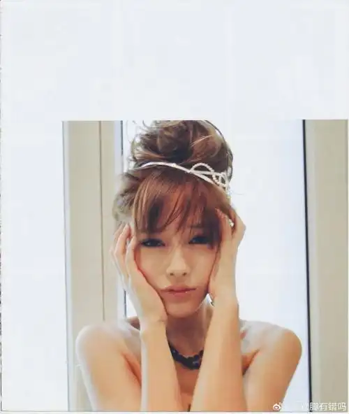 杨颖14岁时就以模特的身份进入演艺圈发展了,虽然后来她一直专注于