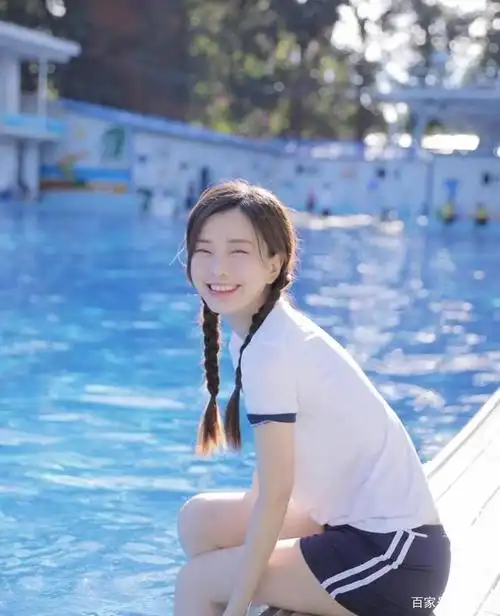 女孩穿着衣服游泳,前凸后翘的身材,在水里一览无余