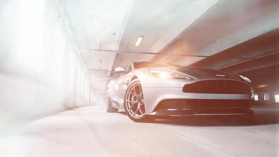 阿斯顿·马丁征服银色车前视图壁纸1440x900分辨率查看