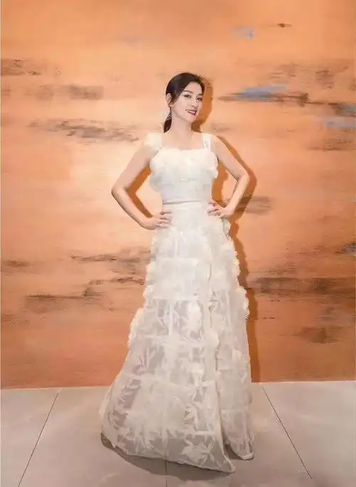 张庭携老公出席活动,和老公林瑞阳全程手牵手