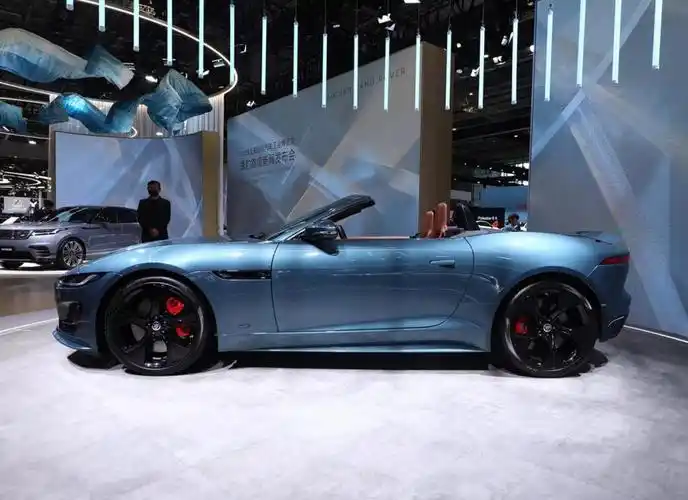 捷豹f-type解决有钱人的痛点:价格不到70万的敞篷跑车,还很好开