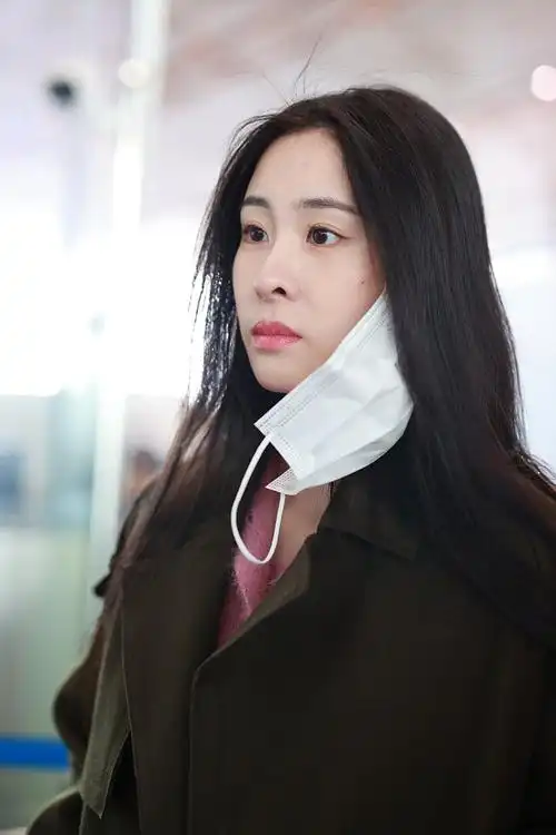 张碧晨长发披肩双眸清澈气质佳 对镜浅笑清纯可人-搜狐大视野-搜狐新