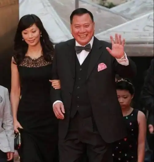 然而1996年,他在新加坡拍戏时,一个名叫郭明黎的美丽空姐,点燃了他爱