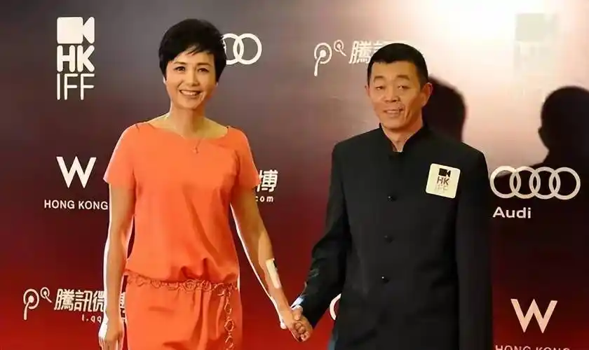 蒋雯丽扮嫩太成功,穿小粉裙化淡妆美成小姑娘,衬得老公像父辈!