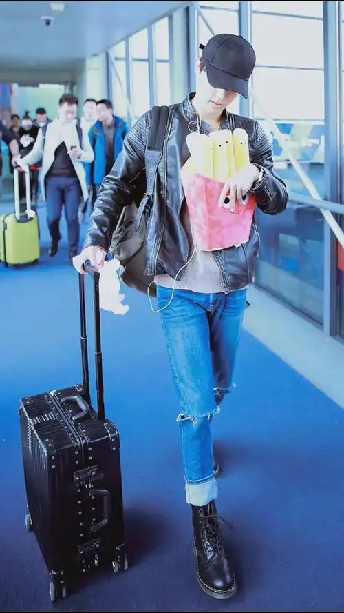 肖战机场私服穿搭