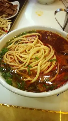 马子禄牛肉面 面条粗细可以自选,香菜和葱末也可以自由选择.