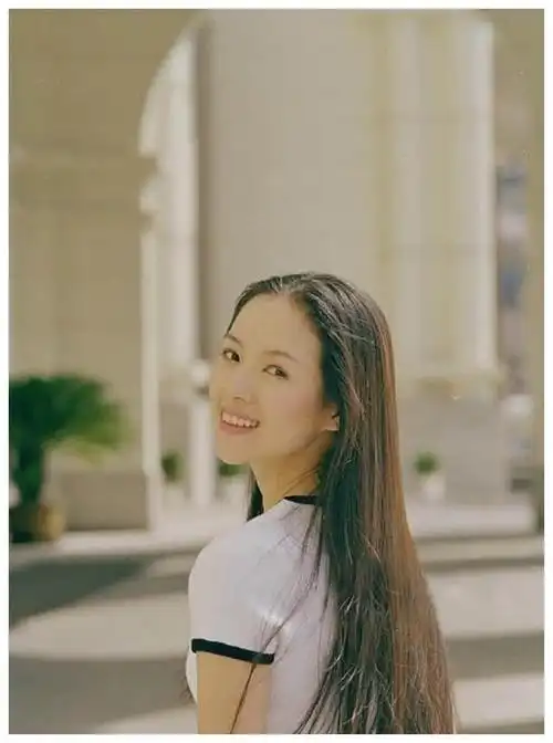 章子怡大学时期写真曝光身穿连体衣时尚大方