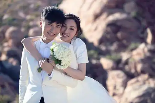 2014年7月15日,古巨基在微博宣布和相恋多年的助理女友陈韵晴修成正果