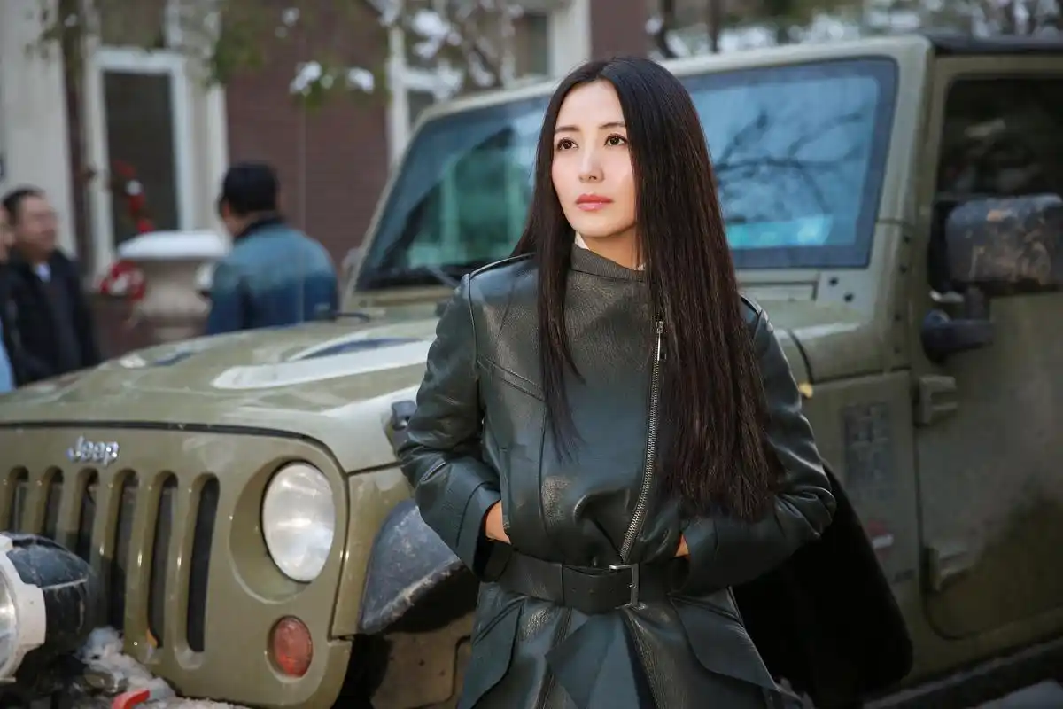 杨童舒素颜写真 依偎机车展野性