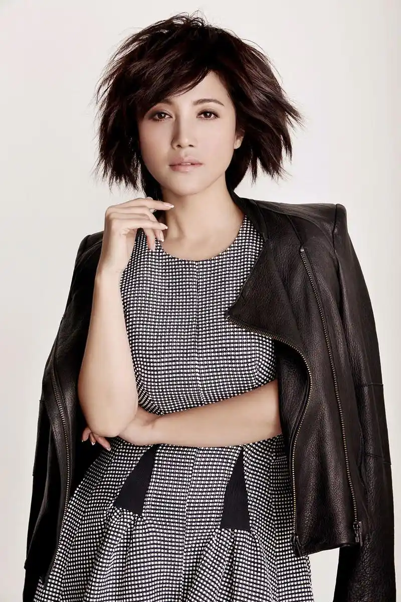 新浪娱乐讯 近日,颜丙燕曝光一组最新时尚大片,照片中的她身着黑白小