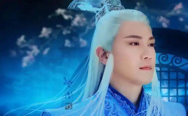 中的紫胤真人整部剧都是白发造型,颇有点仙风道骨的意思,其实张智尧
