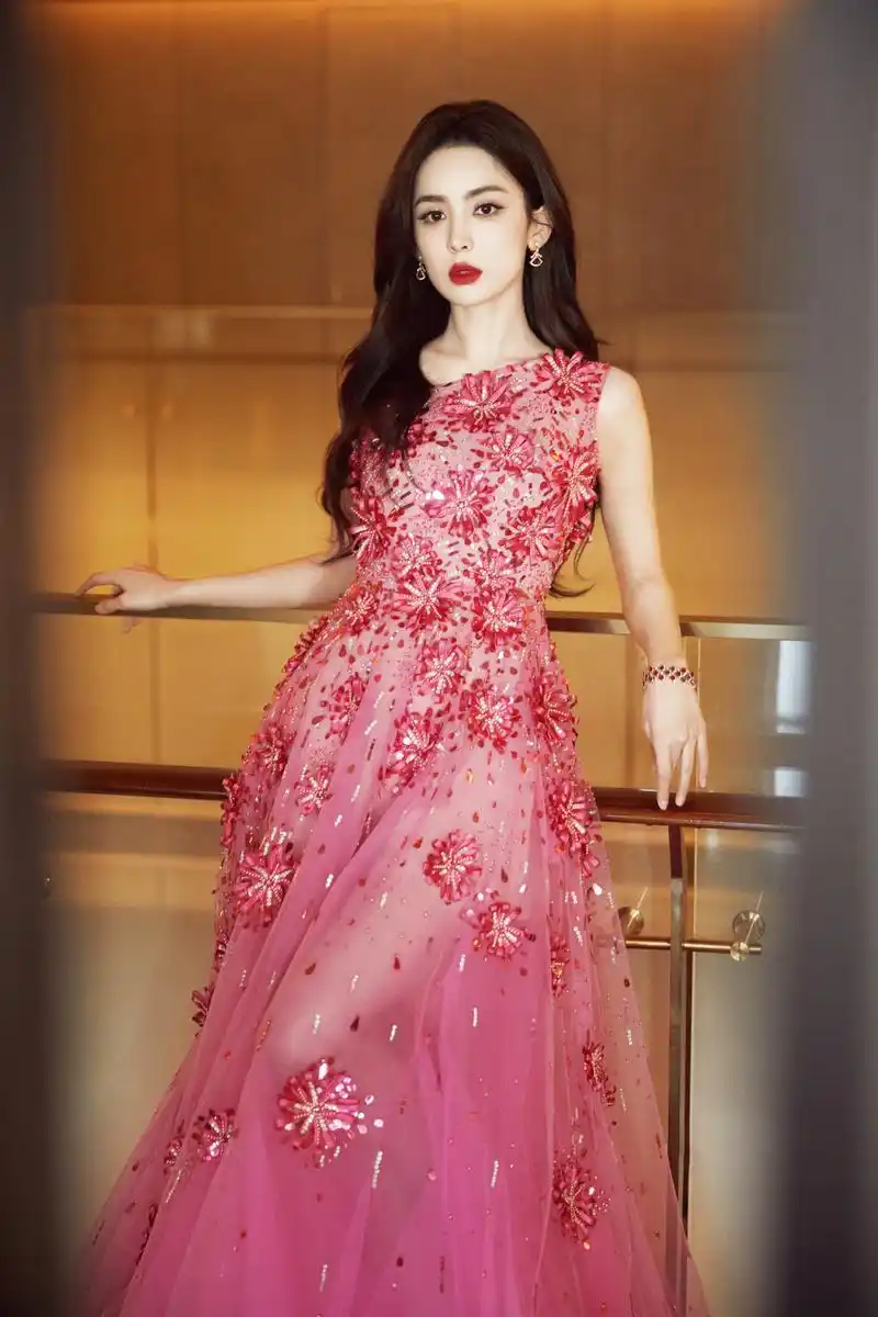 美艳无敌古力娜扎穿上粉色透视礼服裙一袭轻纱如诗如画精致到极致