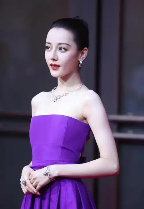 看了迪丽热巴的生图,才知道什么是真正的"牛奶肌"!