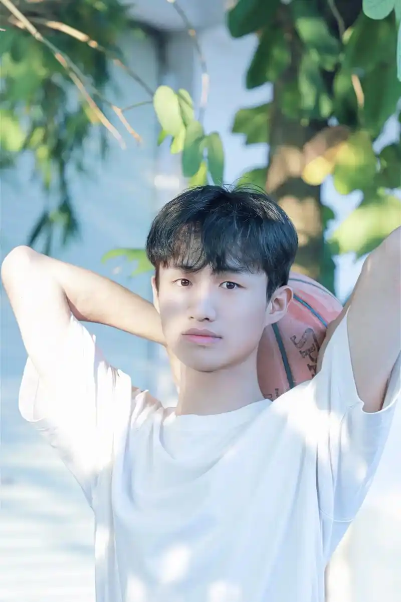 我猜你会在第三张心动#少年感 #摄影 #治愈系笑容 #阳光是 - 抖音