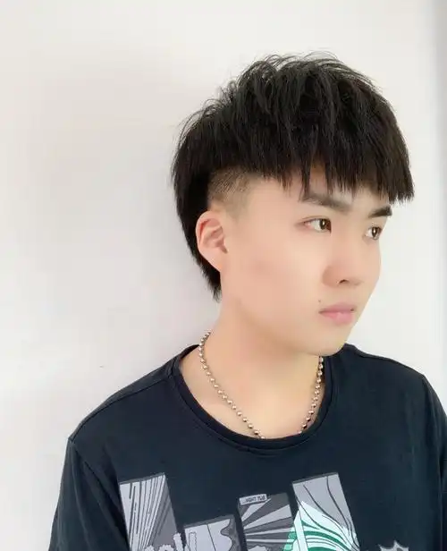 两鬓铲短的碎盖短发特别适合学生,自然清爽,又a又飒又帅气.