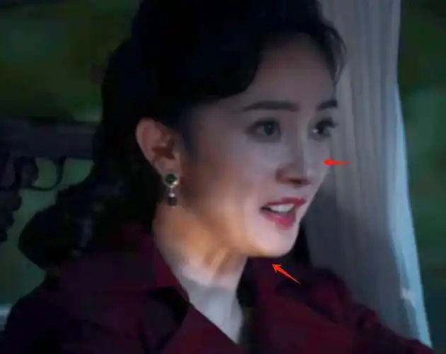 杨幂新剧预告脸部状态堪忧:双下巴,法令纹深,已不适合演谍战了