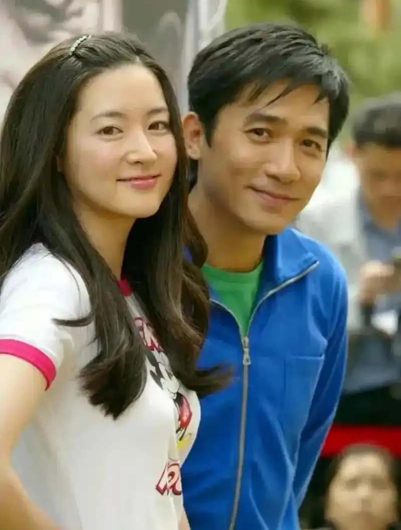 多年前,梁朝伟和韩国女星李英爱一起合作拍戏.