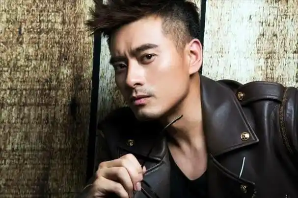 演员陈龙我这辈子最正确的决定就是闪婚娶了演员章龄之为妻