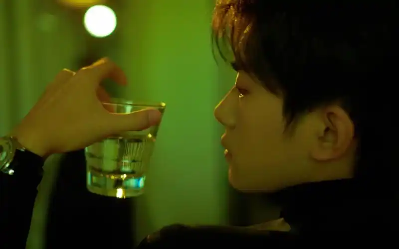 易烊千玺帅气光影写真,高清图片,电脑桌面-壁纸族