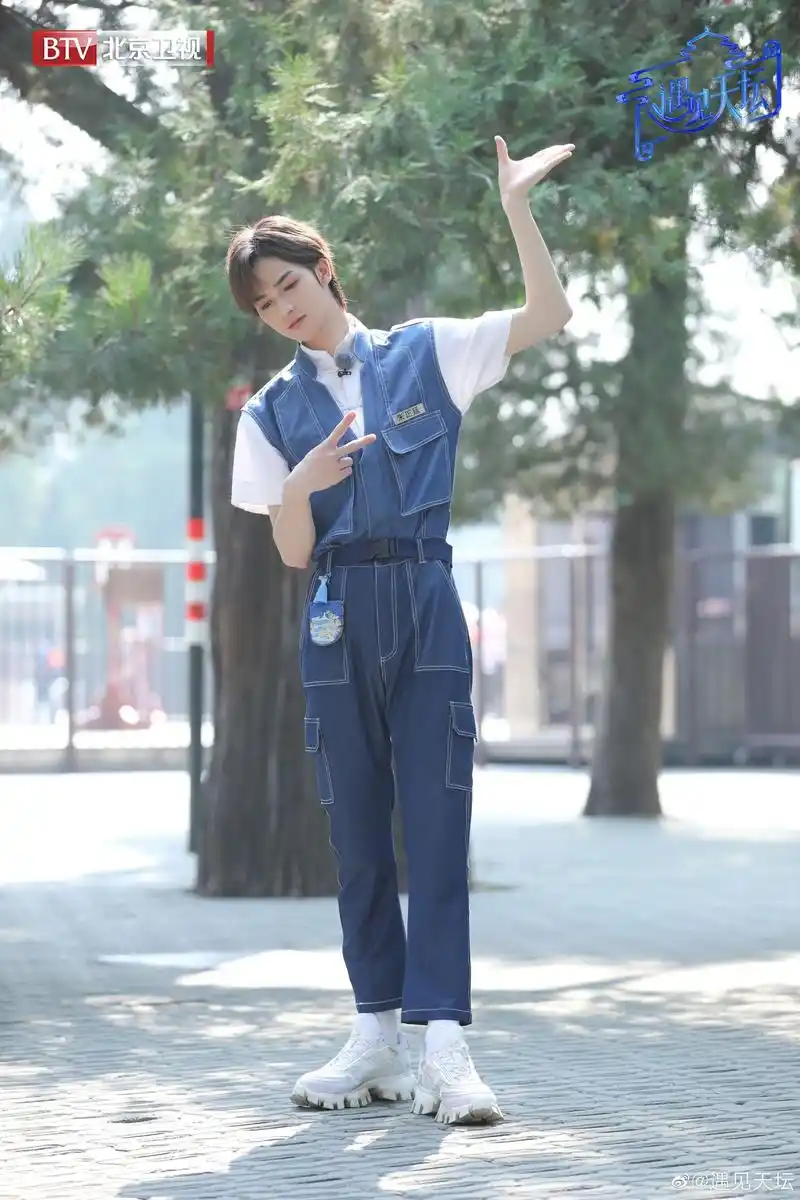 朱正廷《遇见天坛》官图更新 模仿古树合影感受百年历史